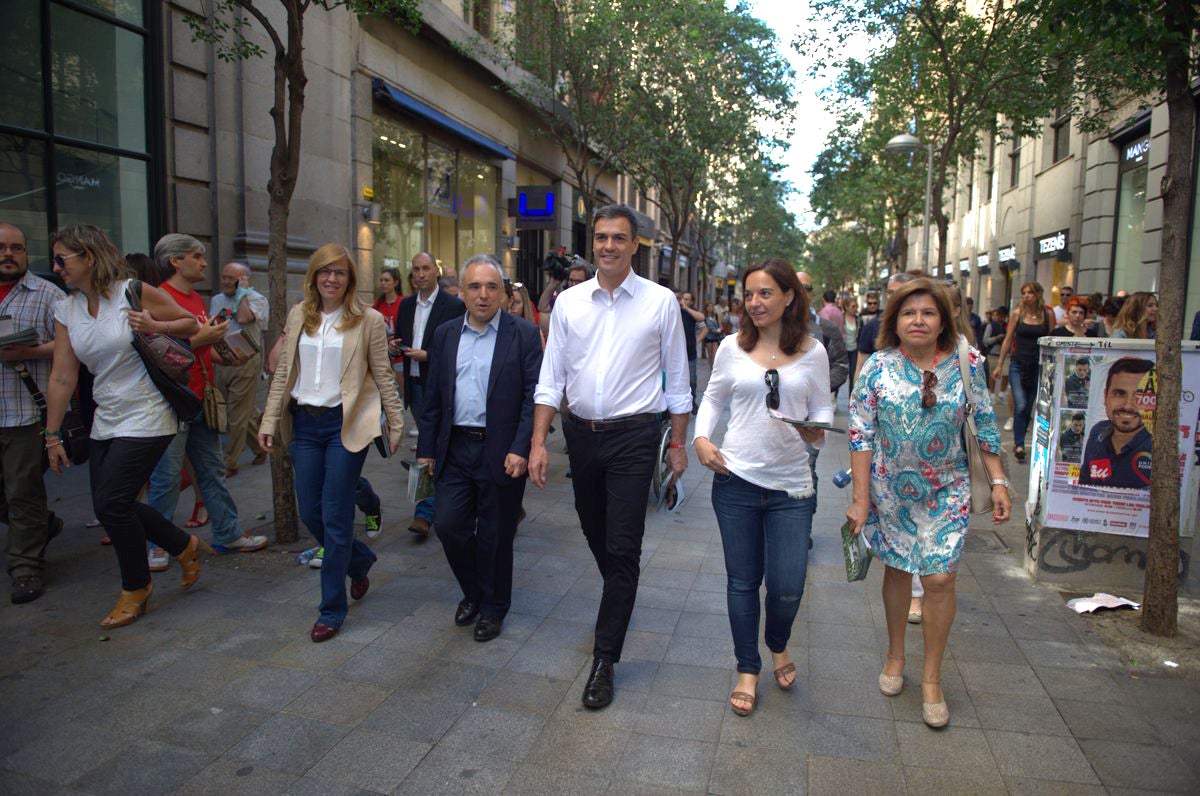 Sánchez regresa a la calle a pedir el voto sin querer hablar del debate Sánchez regresa a la calle a pedir el voto sin querer hablar del debate