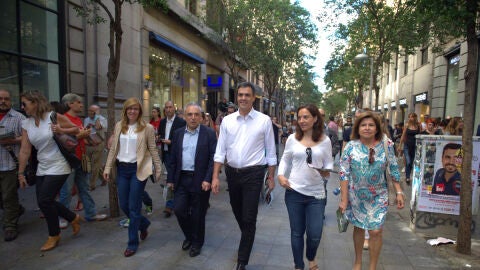 Pedro S&aacute;nchez pasea por el centro de Madrid