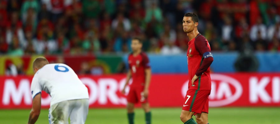 Cristiano tuerce el gesto durante el duelo ante Islandia Cristiano tuerce el gesto durante el duelo ante Islandia