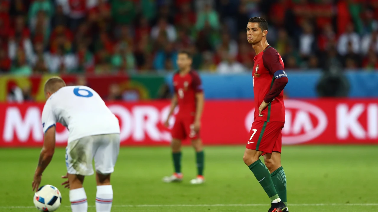 Cristiano tuerce el gesto durante el duelo ante Islandia