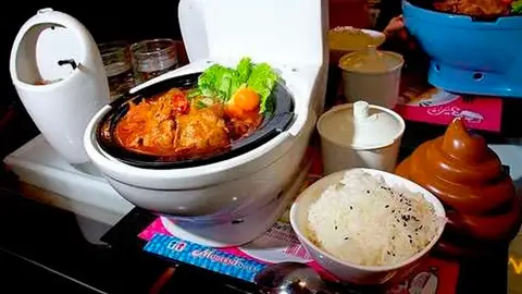 Restaurante que sirve su comida en orinales Restaurante que sirve su comida en orinales