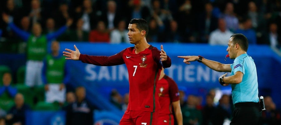 Cristiano Ronaldo protesta una decisión arbitral durante el partido de Portugal Cristiano Ronaldo protesta una decisión arbitral durante el partido de Portugal