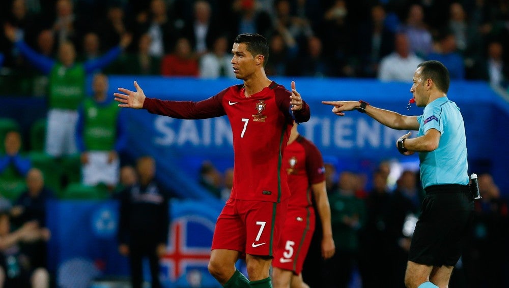 Cristiano Ronaldo protesta una decisión arbitral durante el partido de Portugal