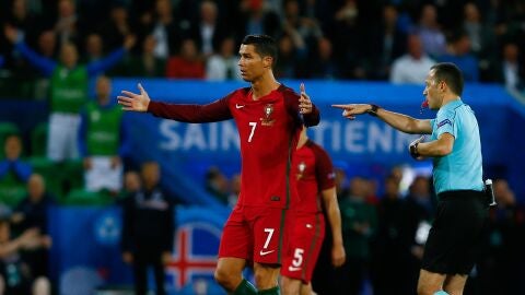 Cristiano Ronaldo protesta una decisi&oacute;n arbitral durante el partido de Portugal