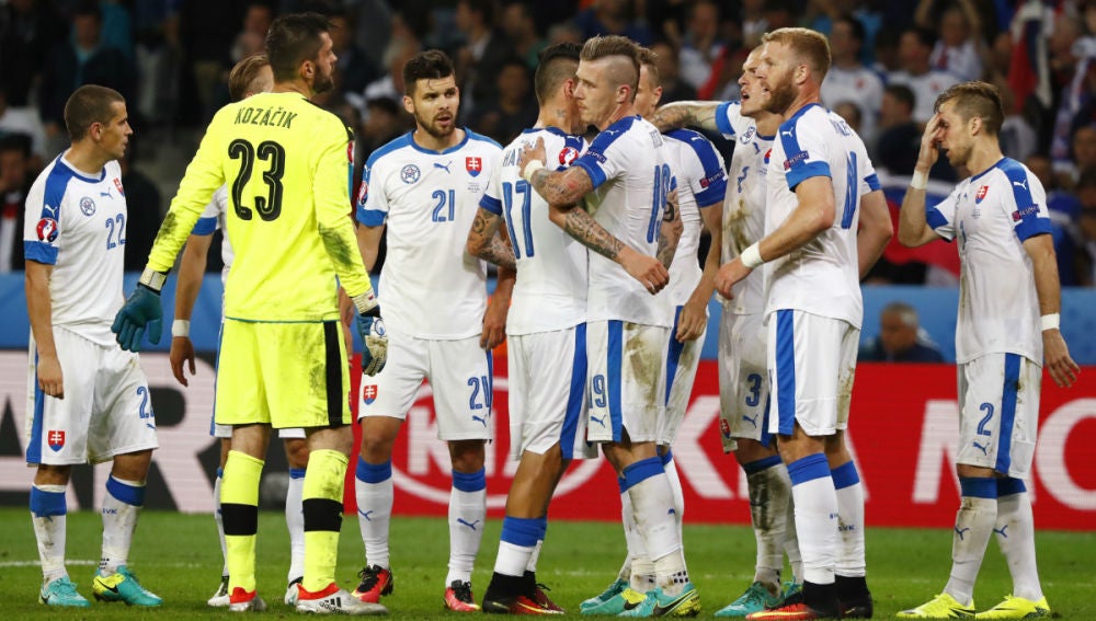 Los jugadores de Eslovaquia celebran la victoria
