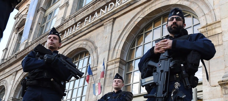 La policía francesa vigila los alrededores de la estación de Lille, en Francia