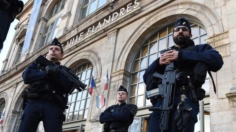 La polic&iacute;a francesa vigila los alrededores de la estaci&oacute;n de Lille, en Francia