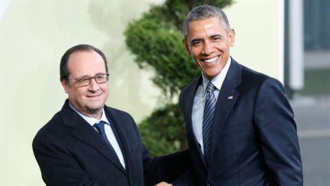 Barack Obama saluda a Fran&ccedil;ois Hollande.