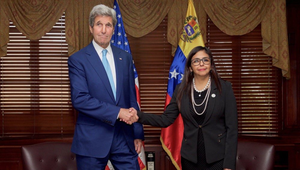   John Kerry estrecha la mano de la canciller venezolana, Delcy Rodríguez