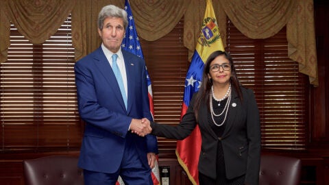  John Kerry estrecha la mano de la canciller venezolana, Delcy Rodr&iacute;guez