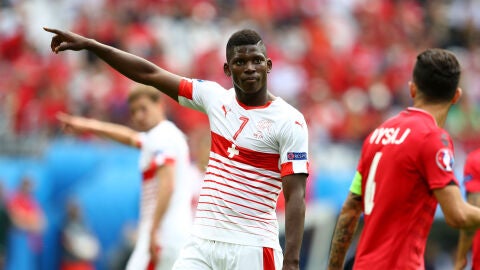 Breel Embolo da instrucciones a sus compa&ntilde;eros