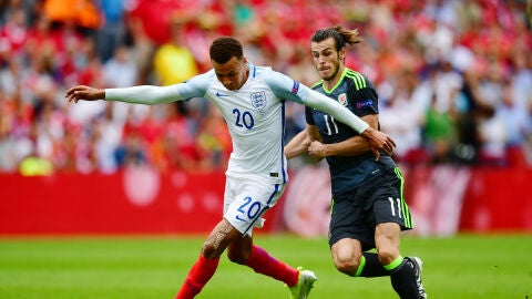 Bale disputa un bal&oacute;n con Dele Alli