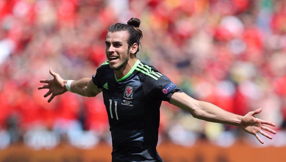 Gareth Bale celebra su gol con Gales
