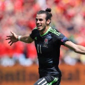 Gareth Bale celebra su gol con Gales