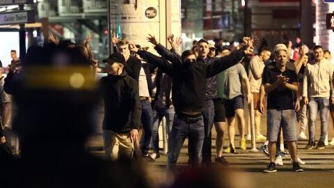 Hinchas radicales desaf&iacute;an a la Polic&iacute;a en Lille