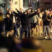 Hinchas radicales desafían a la Policía en Lille