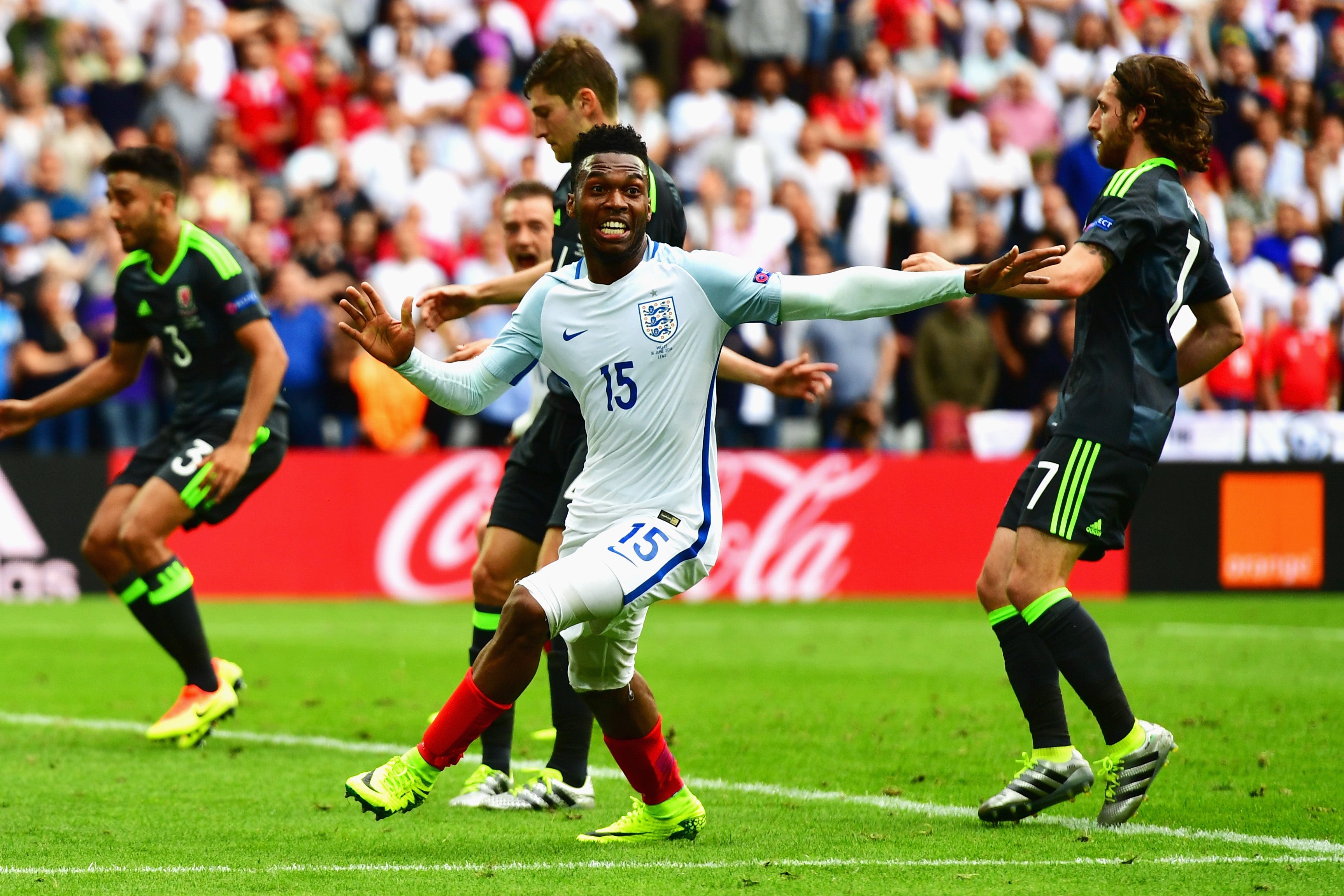 Inglaterra remonta a Gales en el último minuto con un gol de Sturridge Inglaterra remonta a Gales en el último minuto con un gol de Sturridge