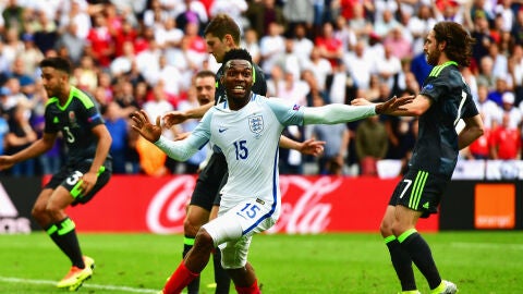 Daniel Sturridge celebra su gol ante Gales