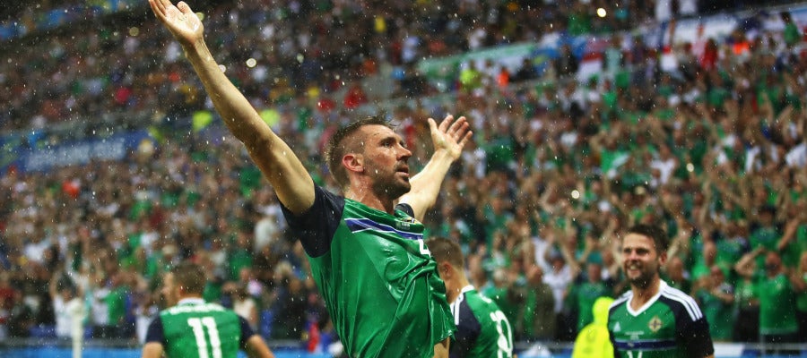 Gareth McAuley celebra su gol ante Ucrania Gareth McAuley celebra su gol ante Ucrania