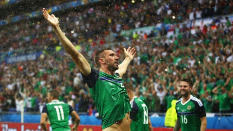 Gareth McAuley celebra su gol ante Ucrania