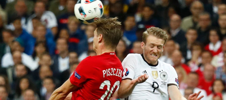 Piszczek disputa un balón con Schurrle Piszczek disputa un balón con Schurrle