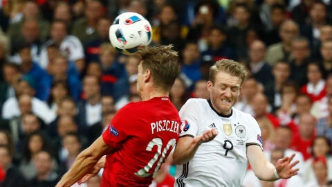 Piszczek disputa un bal&oacute;n con Schurrle