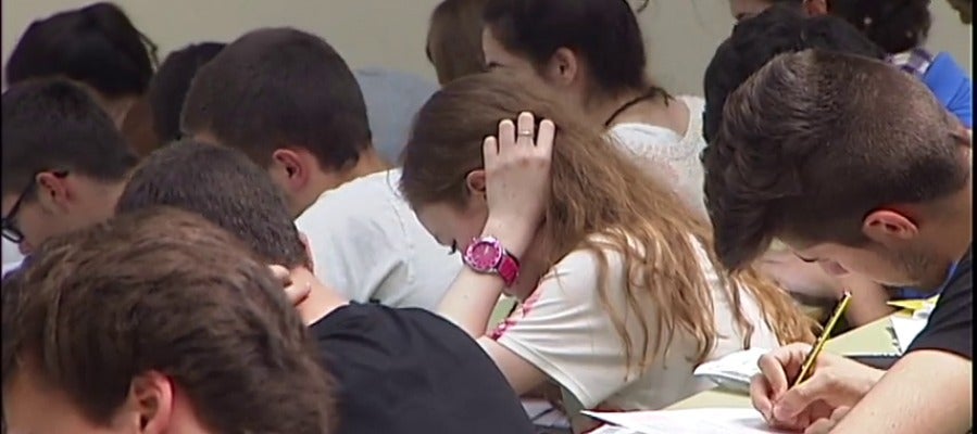 Varios estudiantes hacen un examen Varios estudiantes hacen un examen