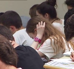 Varios estudiantes hacen un examen Varios estudiantes hacen un examen