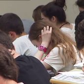 Varios estudiantes hacen un examen