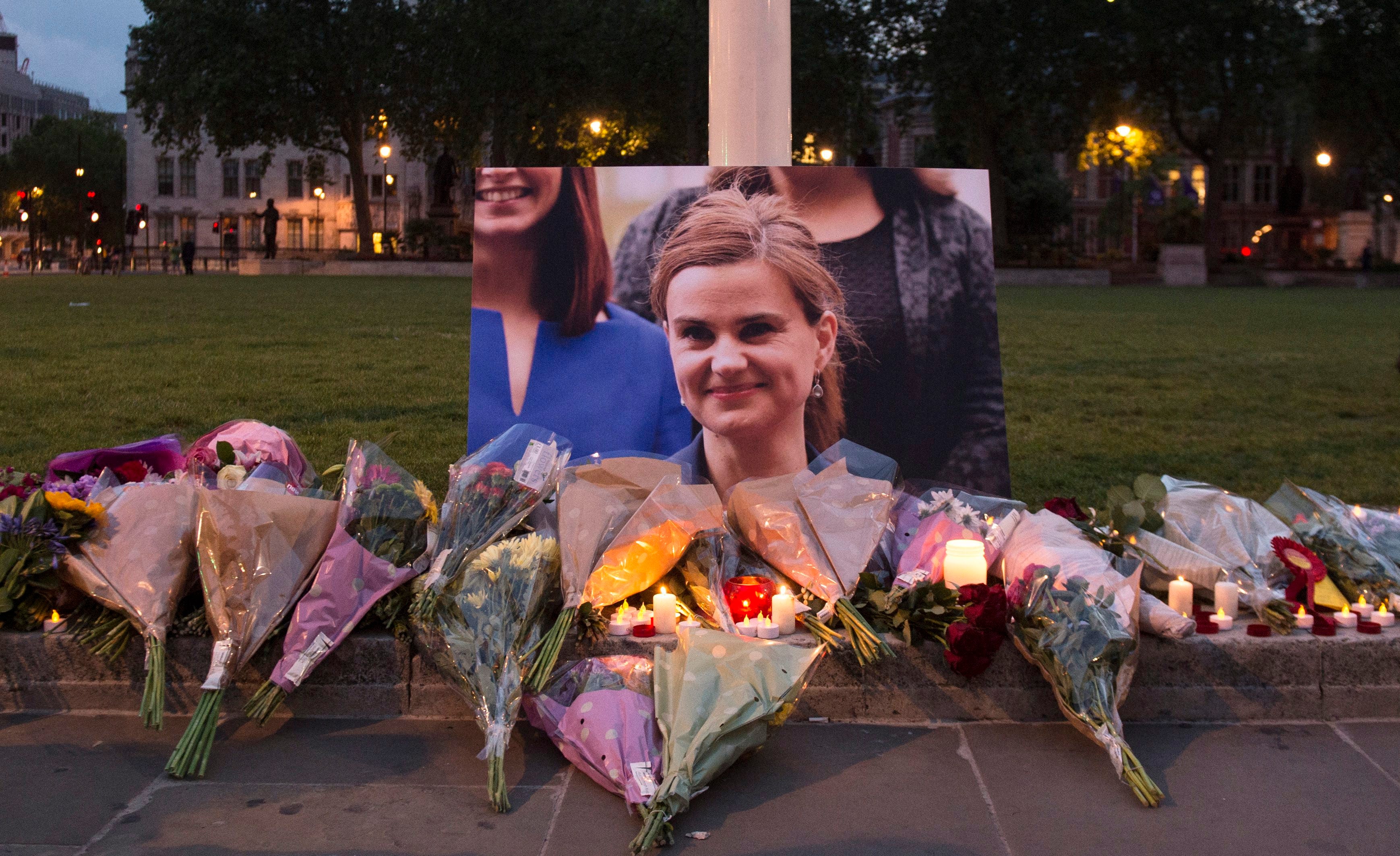 Suspenden el fin de semana los actos de campaña a favor y en contra del Brexit tras el asesinato de Cox Suspenden el fin de semana los actos de campaña a favor y en contra del Brexit tras el asesinato de Cox