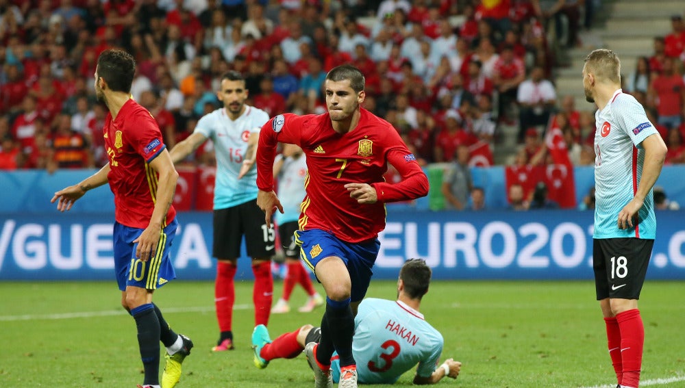 Morata celebra su segundo gol ante Turquía