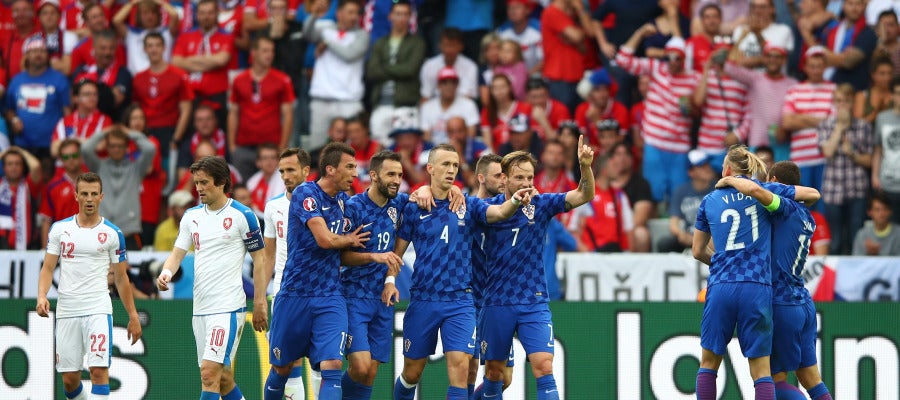 Ivan Perisic, felicitado por su compañeros tras marcar ante República Checa Ivan Perisic, felicitado por su compañeros tras marcar ante República Checa