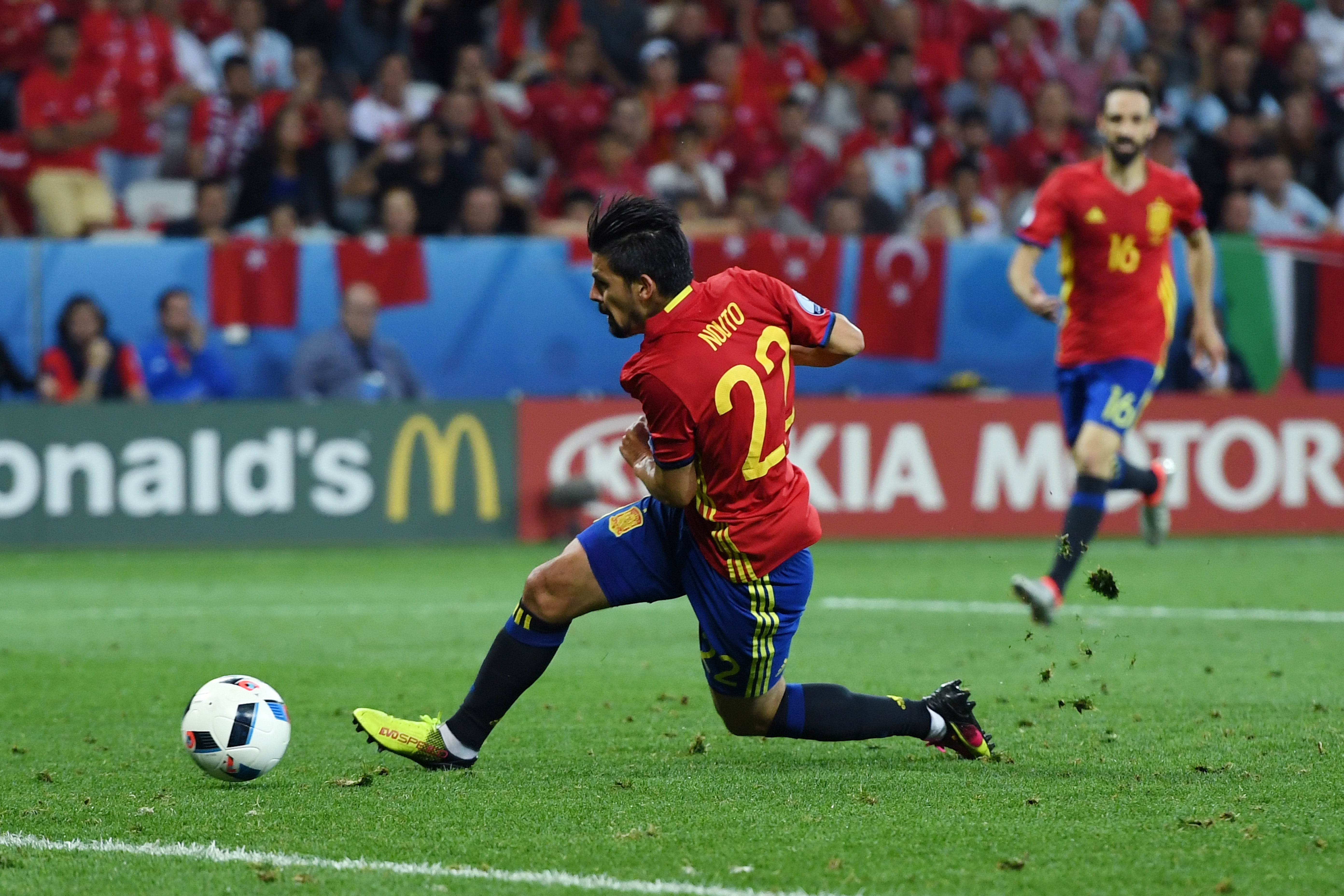 Nolito: "Le dije a Iker que si marcaba se lo dedicaría por el cariño que me da" Nolito: "Le dije a Iker que si marcaba se lo dedicaría por el cariño que me da"