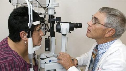 M&eacute;dico y paciente en una consulta