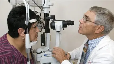 Médico y paciente en una consulta Médico y paciente en una consulta