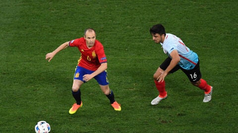 Iniesta mareando a sus marcadores turcos