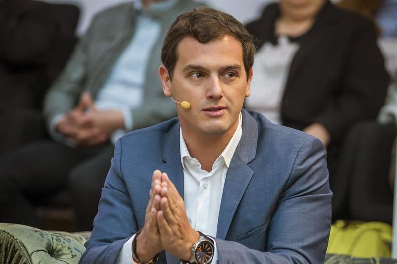 Rivera acusa a Rajoy de "poner crucecitas" a los dirigentes del PP que quieren renovar el partido Rivera acusa a Rajoy de "poner crucecitas" a los dirigentes del PP que quieren renovar el partido