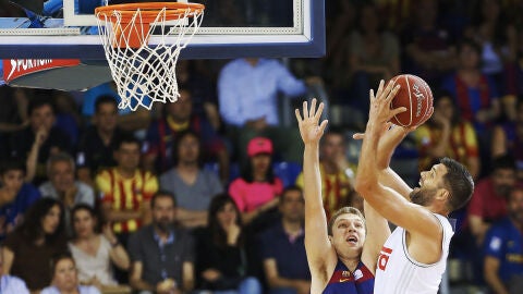 Felipe Reyes anotando en el segundo partido de la final ACB