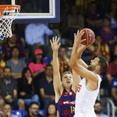 Felipe Reyes anotando en el segundo partido de la final ACB Felipe Reyes anotando en el segundo partido de la final ACB