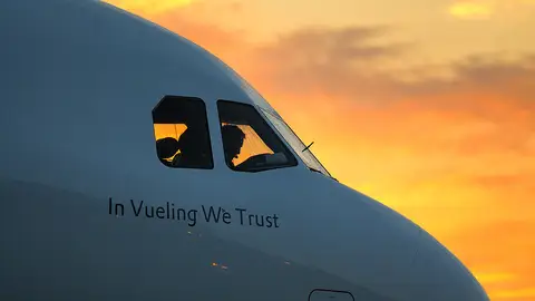Avión 'In Vueling We Trust' de la aerolínea española Avión 'In Vueling We Trust' de la aerolínea española