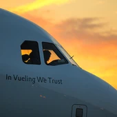 Avión 'In Vueling We Trust' de la aerolínea española Avión 'In Vueling We Trust' de la aerolínea española