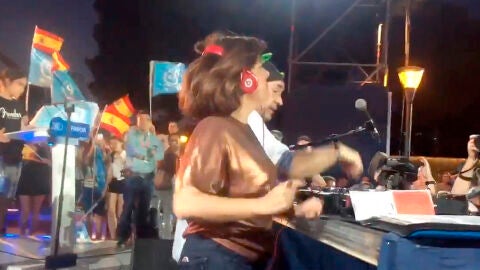 Soraya S&aacute;enz de Santamar&iacute;a bailando 'la gozadera'