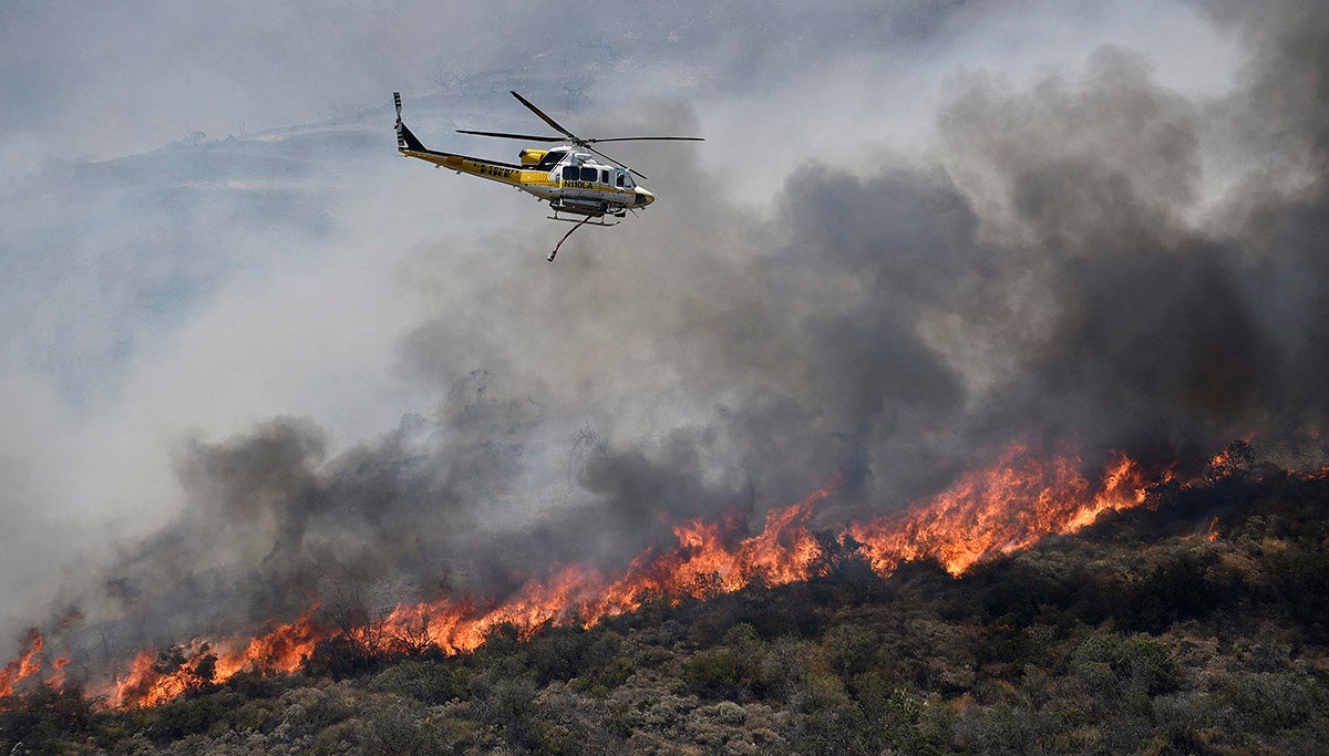 Avanza el control del incendio en California Avanza el control del incendio en California
