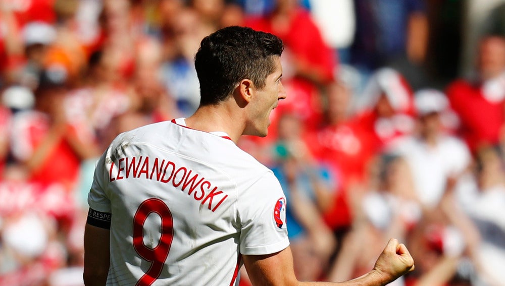 Lewandowski celebra un gol en la tanda de penaltis