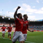 Bale celebra el autogol de McAuley