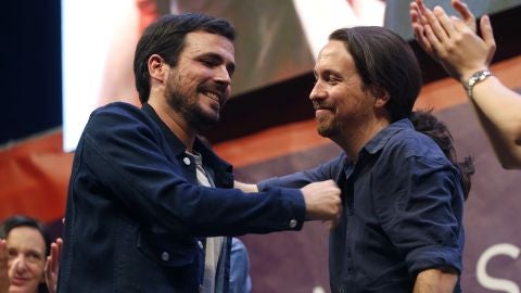 Los candidatos de Unidos Podemos, Alberto Garz&oacute;n (i) y Pablo Iglesias