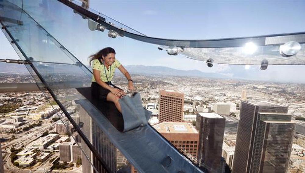 Un tobogán en el piso 70 de la torre del U.S. Bank, Los Angeles