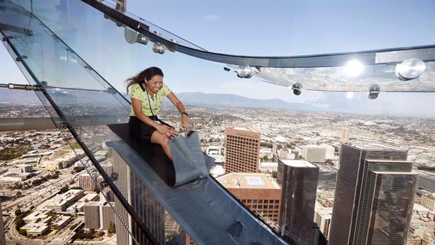 Inauguran un tobogán de vidrio en la torre más alta de Los Ángeles Inauguran un tobogán de vidrio en la torre más alta de Los Ángeles