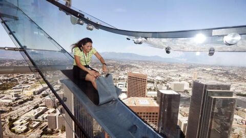 Un tobog&aacute;n en el piso 70 de la torre del U.S. Bank, Los Angeles