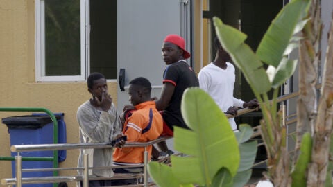 Inmigrantes subsaharianos en el CETI de Melilla